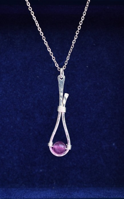 ΚΟΛΙΕ ΧΕΙΡΟΠΟΙΗΤΟ ΣΦΥΡΗΛΑΤΟ ΕΠΑΡΓΥΡΟ ΜΕ ΗΜΙΠΟΛΥΤΙΜΕΣ ΠΕΤΡΕΣ  "ΘΗΛΕΙΑ"